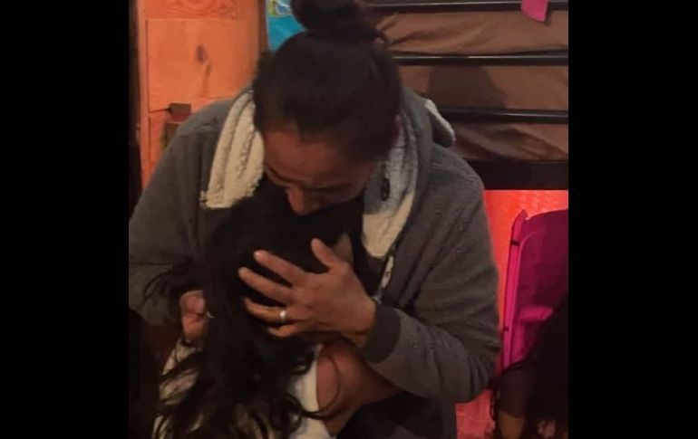 La niña Alejxandra Paola al momento de reencontrarse con su mamá. ESPECIAL