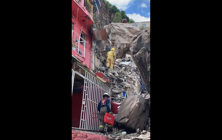 Cuerpos de emergencia trabajan en el sitio.  TWITTER@@Gob_Tlalne
