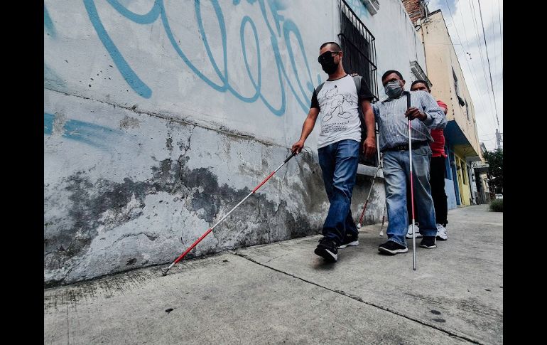 Lamentan que en el Centro de Guadalajara, especialmente en el Paseo Alcalde, se hubieran eliminado las banquetas, ocasionando que no sepan dónde inicia o termina una calle. EL INFORMADOR/G. Gallo