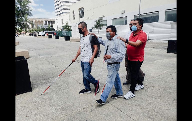 Lamentan que en el Centro de Guadalajara, especialmente en el Paseo Alcalde, se hubieran eliminado las banquetas, ocasionando que no sepan dónde inicia o termina una calle. EL INFORMADOR/G. Gallo