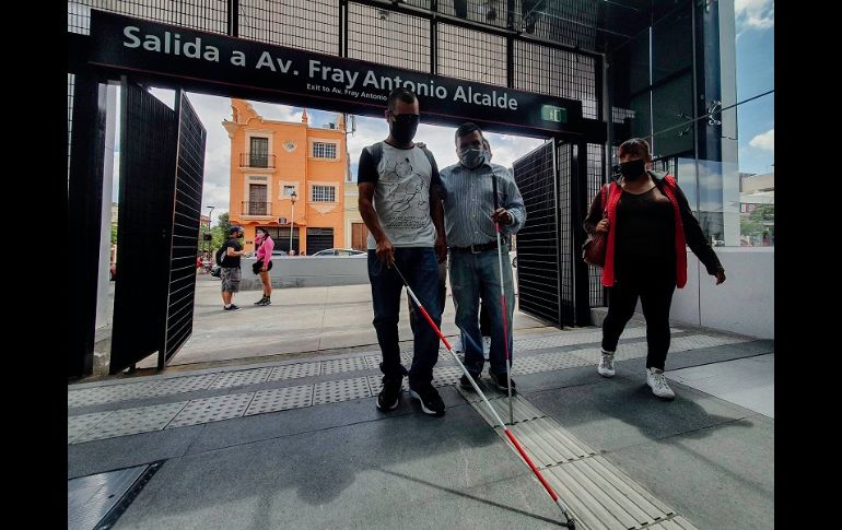 Lamentan que en el Centro de Guadalajara, especialmente en el Paseo Alcalde, se hubieran eliminado las banquetas, ocasionando que no sepan dónde inicia o termina una calle. EL INFORMADOR/G. Gallo