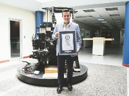 Tomás Gallo muestra el certificado del Récord Guiness por el videoálbum más grande del mundo, con motivo de la Carrera Virtual 42K. EL INFORMADOR/J. Robles