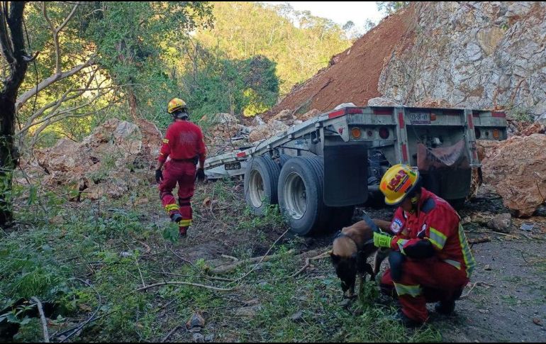 Personal federal y estatal mantienen los trabajos en la zona para poder habilitar el camino. ESPECIAL