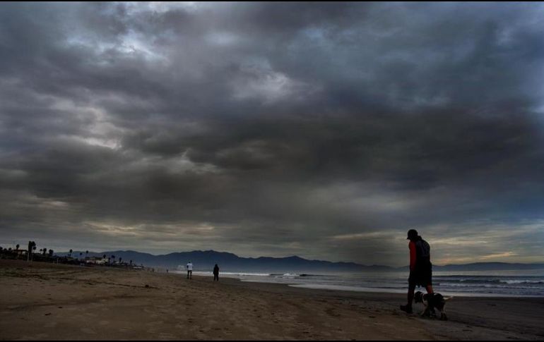 Detallan que participan en las reparaciones un total de 678 trabajadores electricistas, 110 grúas, 212 vehículos y dos helicópteros. EFE/A. Zepeda