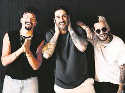 Melendi (al centro) posa junto a los cantantes Mau y Ricky. ESPECIAL