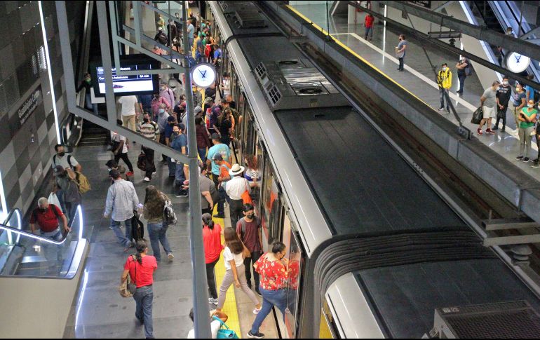 Si bien el proyecto original contemplaba trasladar a más de 230 mil pasajeros al día en la metrópoli, se trató de un estimado a futuro. Actualmente se suben 110 mil, en promedio. EL INFORMADOR/A. Camacho