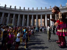 Plaza de San Pedro. Decenas de personas se reúnen en el Vaticano para apreciar a “Amal”. AFP/T. Fabi