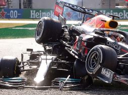 Ni Verstappen, líder del mundial con 226.5 puntos, ni Hamilton (221.5) sumarán puntos en el Gran Premio de Italia. EFE / M. Bazzi