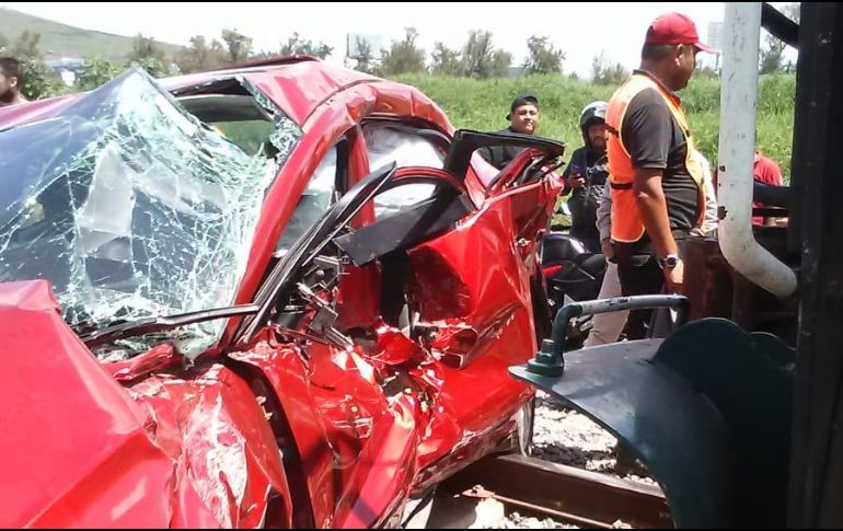 El tren arrastró al vehículo aproximadamente 150 metros. ESPECIAL
