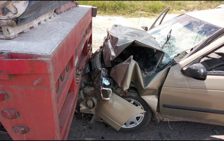 El conductor del vehículo quedó prensado entre los fierros a consecuencia del choque. CORTESÍA/PROTECCIÓN CIVIL TLAJOMULCO