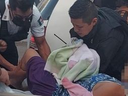 María del Rocío Jiménez Hernández, elemento de la Policía del Estado, junto con sus compañeros se acercaron para asistir a Lizeth de 30 años. CORTESÍA