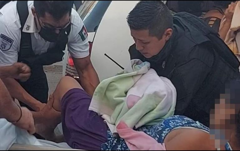 María del Rocío Jiménez Hernández, elemento de la Policía del Estado, junto con sus compañeros se acercaron para asistir a Lizeth de 30 años. CORTESÍA