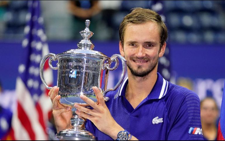 CAMPEÓN. El tenista de Moscú aprovechó su espectacular servicio y concentración para arruinar la gesta de Djokovic. AP/J. MINCHILLO
