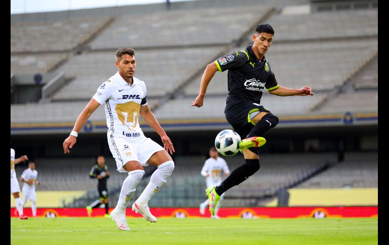 DE NOCHE. Uriel Antuna sigue sin pesar en el ataque rojiblanco y falló una de las más claras del partido. IMAGO7