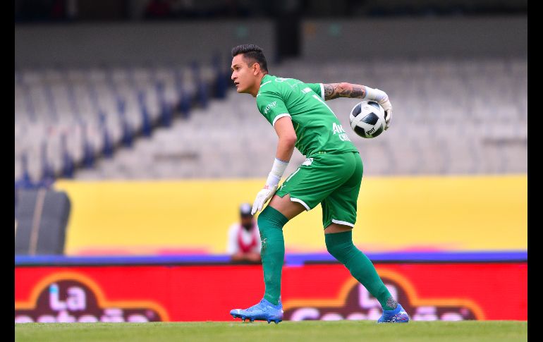 FIGURA. Raúl Gudiño fue de lo poco rescatable de Chivas. El arquero sigue mostrando buenas actuaciones desde que se hiciera con la titularidad. IMAGO7