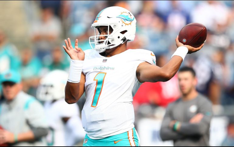 ENCENDIDO. Tagovailoa completó 16 de 27 envíos para 202 yardas con un touchdown y una intercepción, también anotó en carrera de tres yardas para guiar a una reforzada defensiva sobre la reconstruida defensiva de los Patriots. AFP/A. GLANZMAN