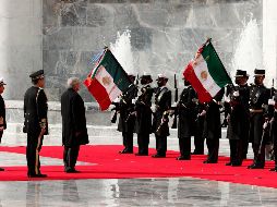 AMLO entregó espadines a cadetes del Heroico Colegio Militar y escuchó la salva de fusilería que los integrantes de este plantel hicieron en honor a sus compañeros caídos hace 174 años. EFE / J.Méndez