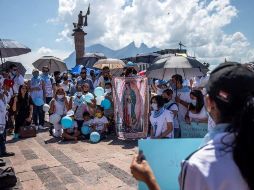 Manifestantes protestan en contra del aborto frente al Palacio de Gobierno de Monterrey. EFE/M. Sierra