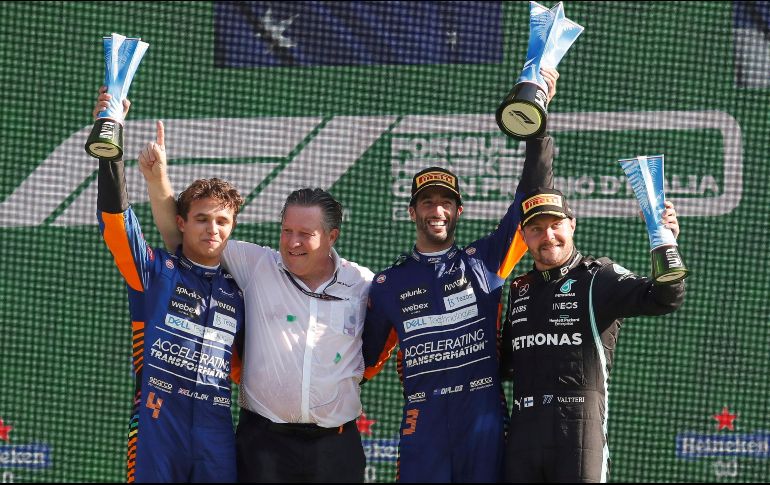 El podio del Gran Premio de Monza fue dominado por los pilotos de McLaren. EFE/ M. Bazzi
