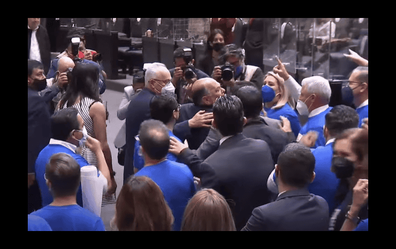 Los diputados del Partido del Trabajo tuvieron que intervenir para evitar que la discusión subiera de tono. ESPECIAL