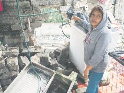 La familia de Francisca Esquivel ha enfrentado en dos ocasiones el desbordamiento del arroyo “El Seco”, por el cual han visto afectaciones en su vivienda y han perdido gallos y gallinas.  EL INFORMADOR/G. Gallo