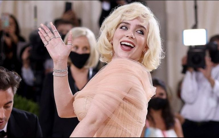 La coanfitriona de la noche, Billie Eilish, sorprendió con un estilo inspirado en Marilyn Monroe. JOHN SHEARER/GETTY IMAGES