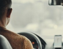 Ni a bordo de su unidad como conductor temporal este peruano pierde la oportunidad de un mejor empleo. ESPECIAL/UNSPLASH