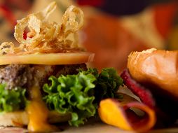 El dedo de un empleado llegó hasta la mesa de un comensal. EL INFORMADOR/ ARCHIVO