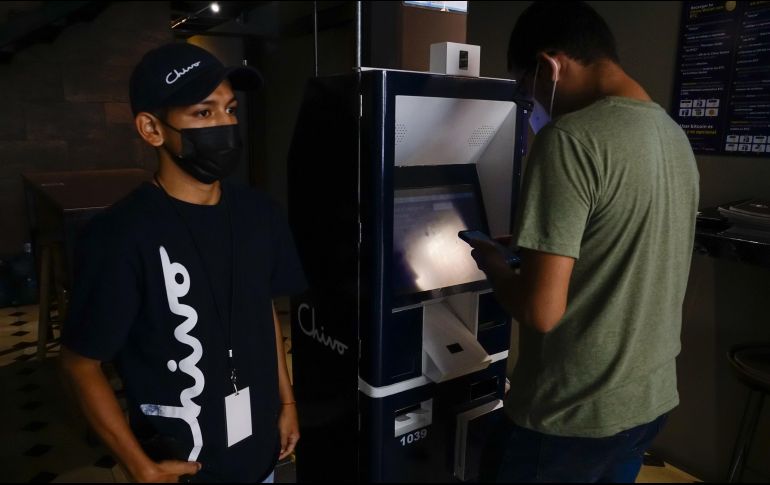 Han sido instalados más de 200 cajeros de Chivo en El Slavador y 50 en Estados Unidos. XINHUA/A. Peña