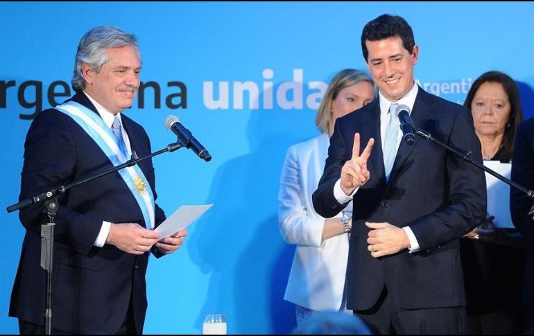 El ministro del Interior, Wado de Pedro (i), fue el primero en ofrecer su renuncia. EFE/ARCHIVO