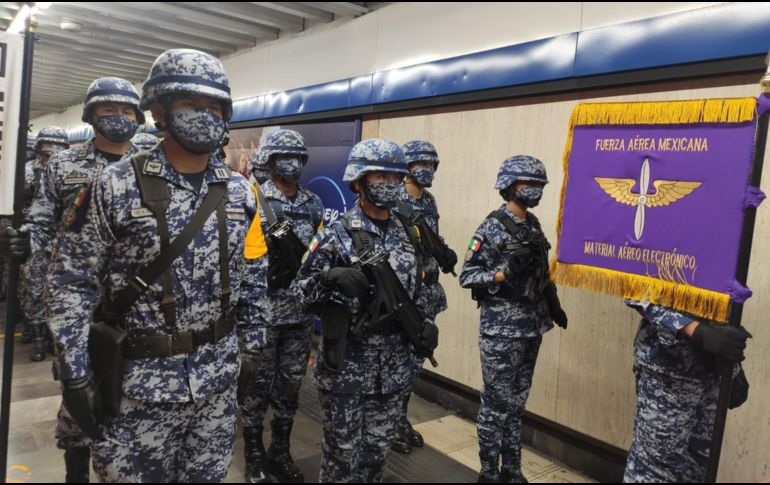 Elementos se preparan para el desfile militar que está por iniciar. TWITTER / Luis Cresencio Sandoval González
