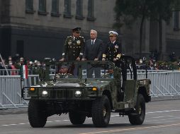 López Obrador pasa revista a los elementos que participan en el desfile militar. SUN / C. Mejía