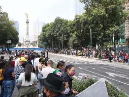 Con bancos y sillas, las familias buscaron los mejores lugares sobre la ruta por dónde pasan los contingentes del Ejército, Fuerza Aérea y Guardia Nacional. SUN / G. Espinosa