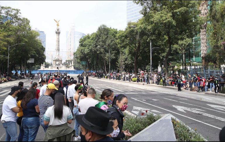 Con bancos y sillas, las familias buscaron los mejores lugares sobre la ruta por dónde pasan los contingentes del Ejército, Fuerza Aérea y Guardia Nacional. SUN / G. Espinosa