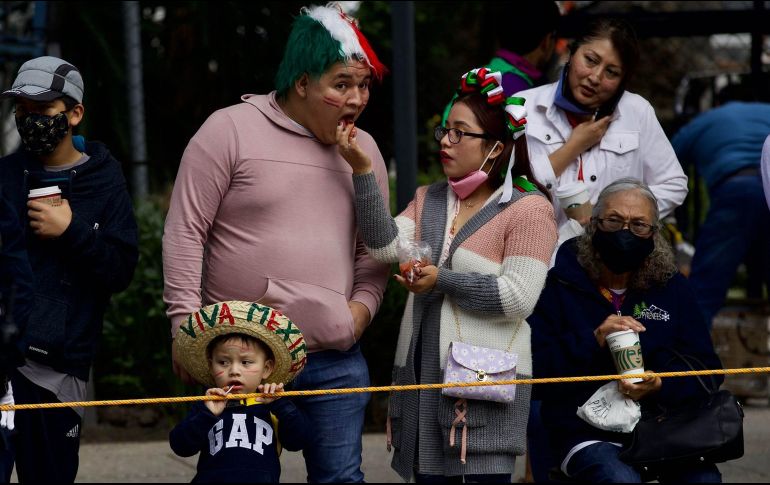 Desde las siete de la mañana llegaron adultos, jóvenes y niños a las vallas instaladas sobre la ruta, resguardada por elementos y cadetes de la Secretaría de Seguridad Ciudadana de la Ciudad de México (SSC), así como por el Ejército. SUN / G. Espinosa