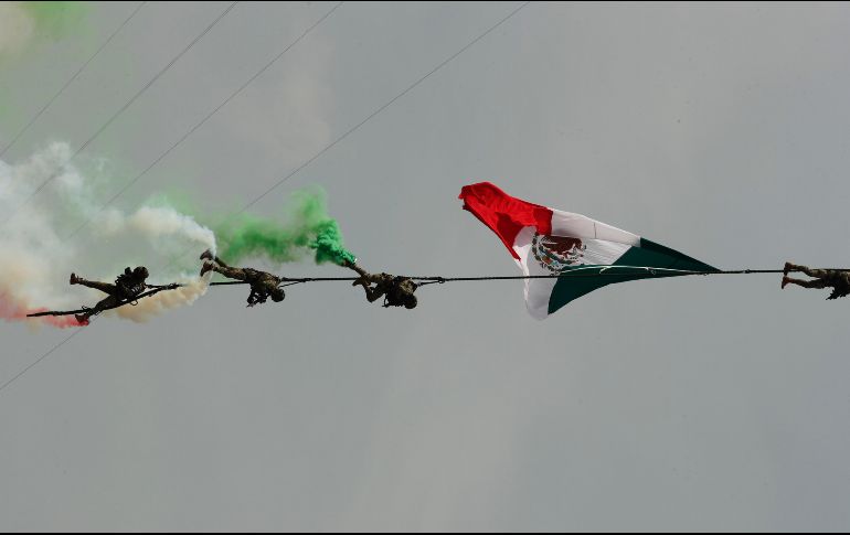 Muchos de los asistentes son familiares de integrantes del Ejército, Marina y Guardia Nacional, que vienen a verlos desfilar y apoyar. EFE / J. Méndez