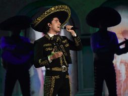 Alex, de 27 años, dio la noticia en entrevista a la revista 