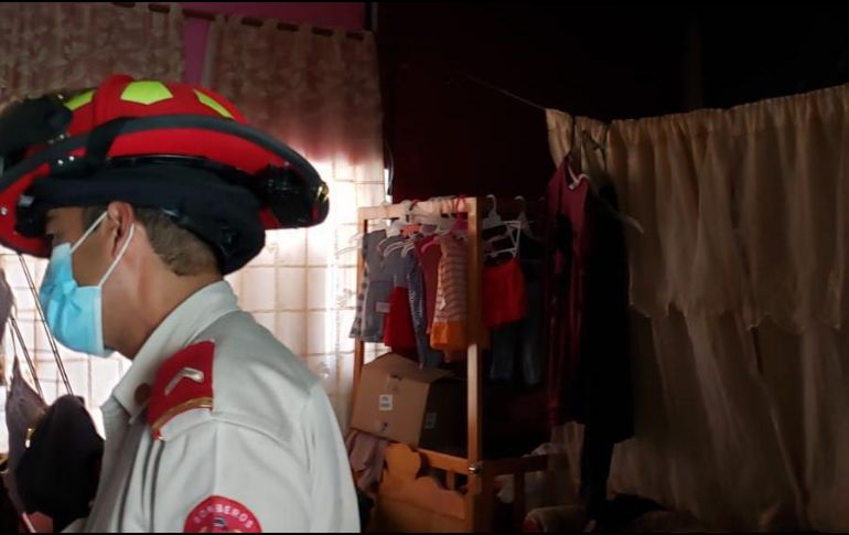 Los rescatistas consideran que lo que pudo ocasionar el derrumbe parcial del enjarre fue el reblandecimiento del techo. ESPECIAL/Bomberos GDL