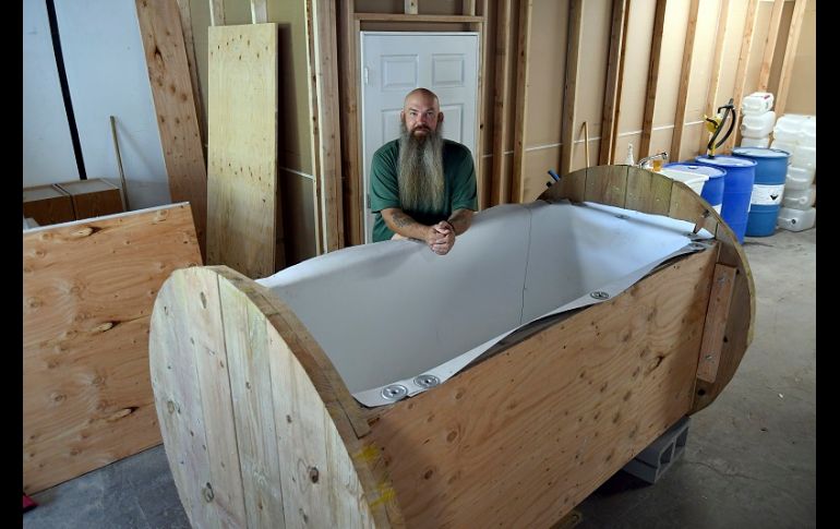 En seis meses, el cuerpo, las virutas de madera y la paja se transformarán en suficiente tierra para llenar la batea de una pickup. AP/T. Peipert