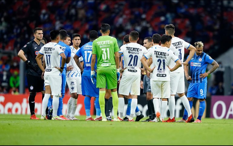 PASO 2. El árbitro ha suspendido el partido por el grito discriminatorio y ambos equipos se fueron a los vestidores. IMAGO7