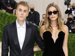 Hailey y Justin Bieber, quienes contrajeron nupcias en 2018, asistieron por primera vez a una Met Gala como pareja. AFP/ MIKE COPPOLA