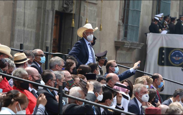 Ken Salazar, embajador de EU, también acudió y escuchó la petición de López Obrador. SUN/C. Mejía