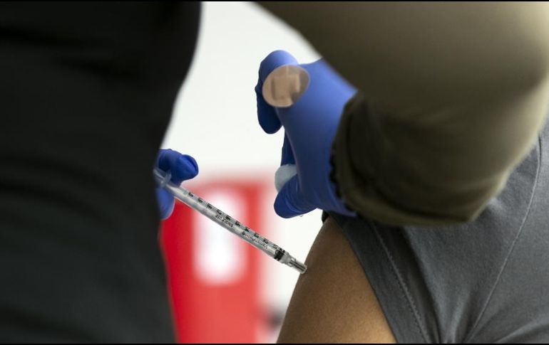 La vacunación de este grupo de menores de edad, de entre doce y diecisiete años, es la primera que se realiza en la entidad y es resultado de la batalla legal que sus familias emprendieron desde agosto pasado, lo que les fue recriminado desde el gobierno federal. EFE / ARCHIVO