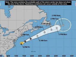 Imagen cedida por la Oficina Nacional de Administración Oceánica y Atmosférica (NOAA) donde se muestra el pronóstico de cinco días de la trayectoria de 