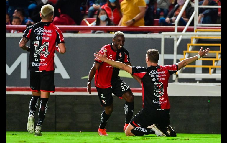 LE REGRESAN EL FAVOR. Julián Quiñones le puso un gran pase a Furch, quien no perdonó y la mandó guardar. IMAGO7