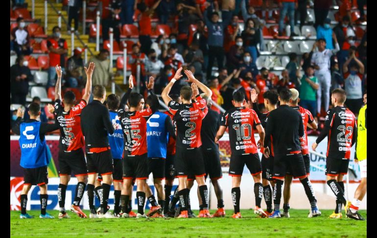 AGRADECEN. Los rojinegros finalizaron contentos el partido tras el marcador y agradecieron al público que se dio cita en el Estadio Victoria. IMAGO7