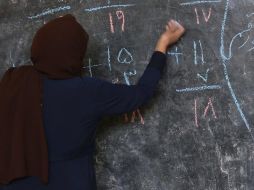 Una profesora en un aula afgana (imagen de archivo). GETTY IMAGES /