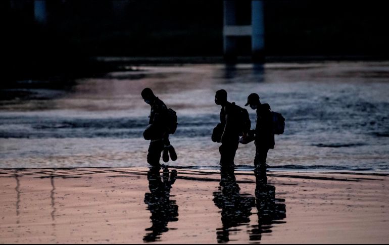 Los haitianos cruzaron libremente el río Bravo y con un flujo constante, yendo y viniendo entre Estados Unidos y México a través de aguas que les llegaban hasta las rodillas. EFE / M.Sierra