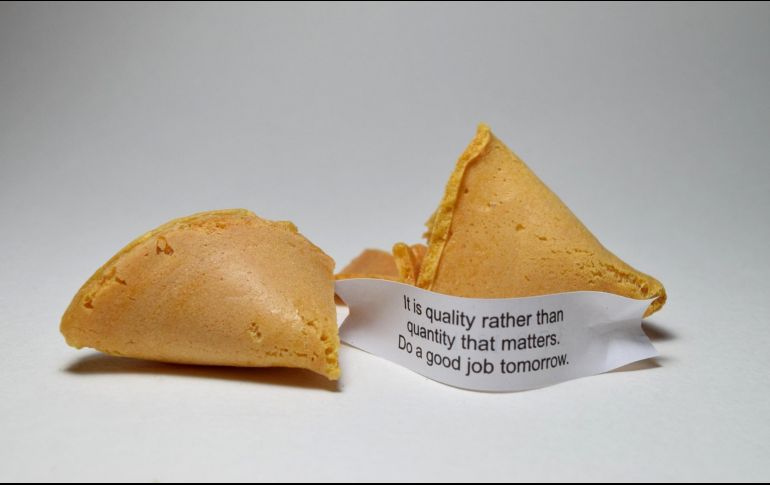 La galleta está hecha de una masa dulce que se cocina y es maleable mientras está caliente, lo que permite darle su particular forma. PIXABAY