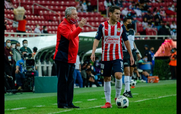 MUCHOS CAMBIOS. Chivas inició el partido con una defensa y acabó con otra. Vucetich le mueve mucho, pero no encuentra la alineación que le cuadre. IMAGO7